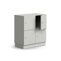 Skříň QBUS, 4 uzamykatelné boxy, sokl, 868x800x420 mm, světle šedá