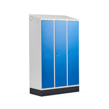 Šatní skříňka CLASSIC, šikmá střecha, se soklem, 3 sekce, 2050x1200x550 mm, modré dveře